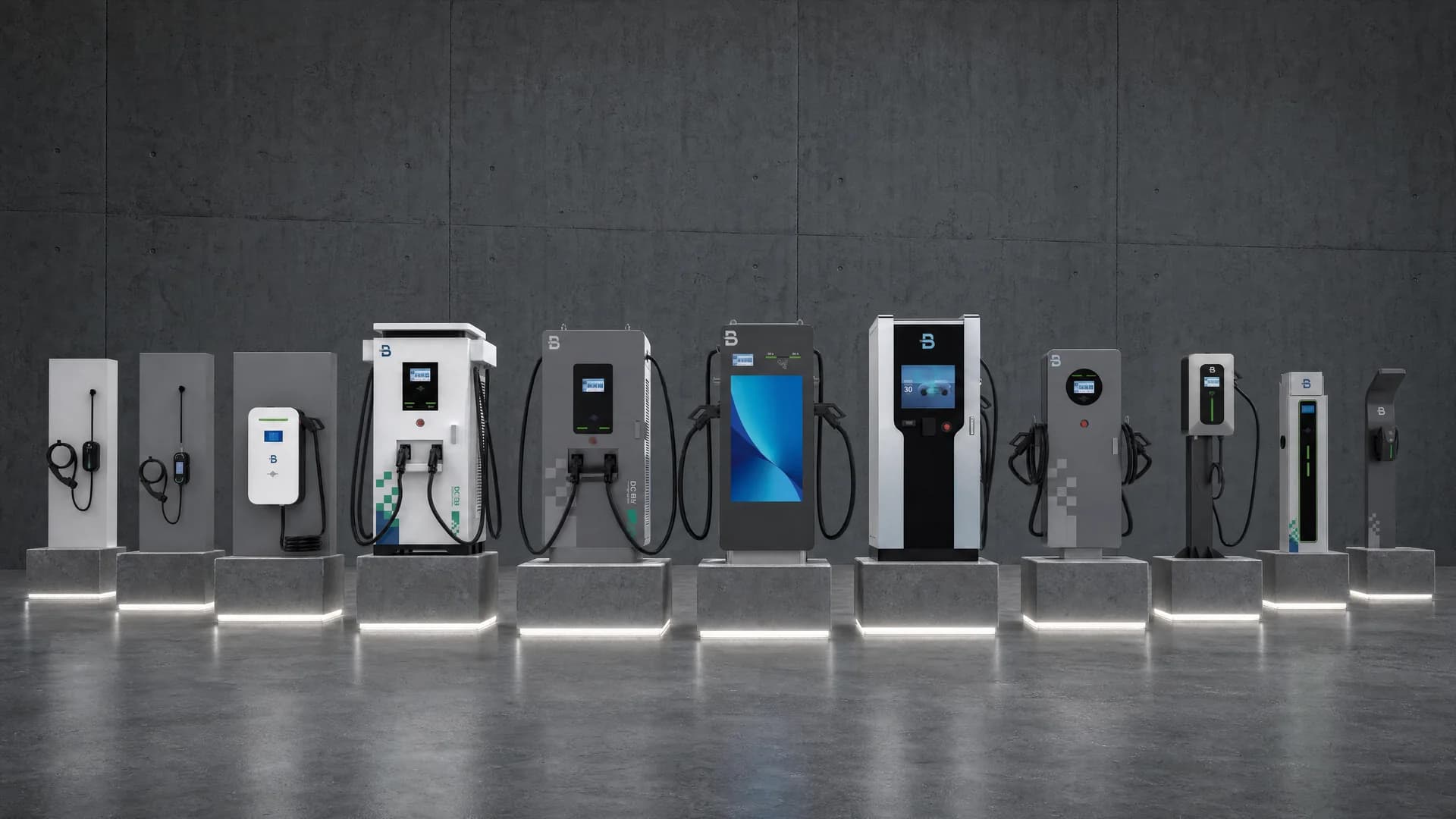 Gama de stații de încărcare EV distribuită de Meconect: wallbox-uri AC de perete, stații DC fast, pedestal-uri pentru parcări publice și Ultra-Fast — aliniate pe podest de beton iluminat.